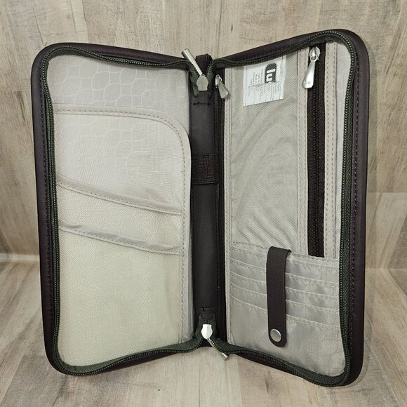 Lug Lasso Zip Travel Wallet Canter Collection Passport Outer Pockets - Picture 3 of 8